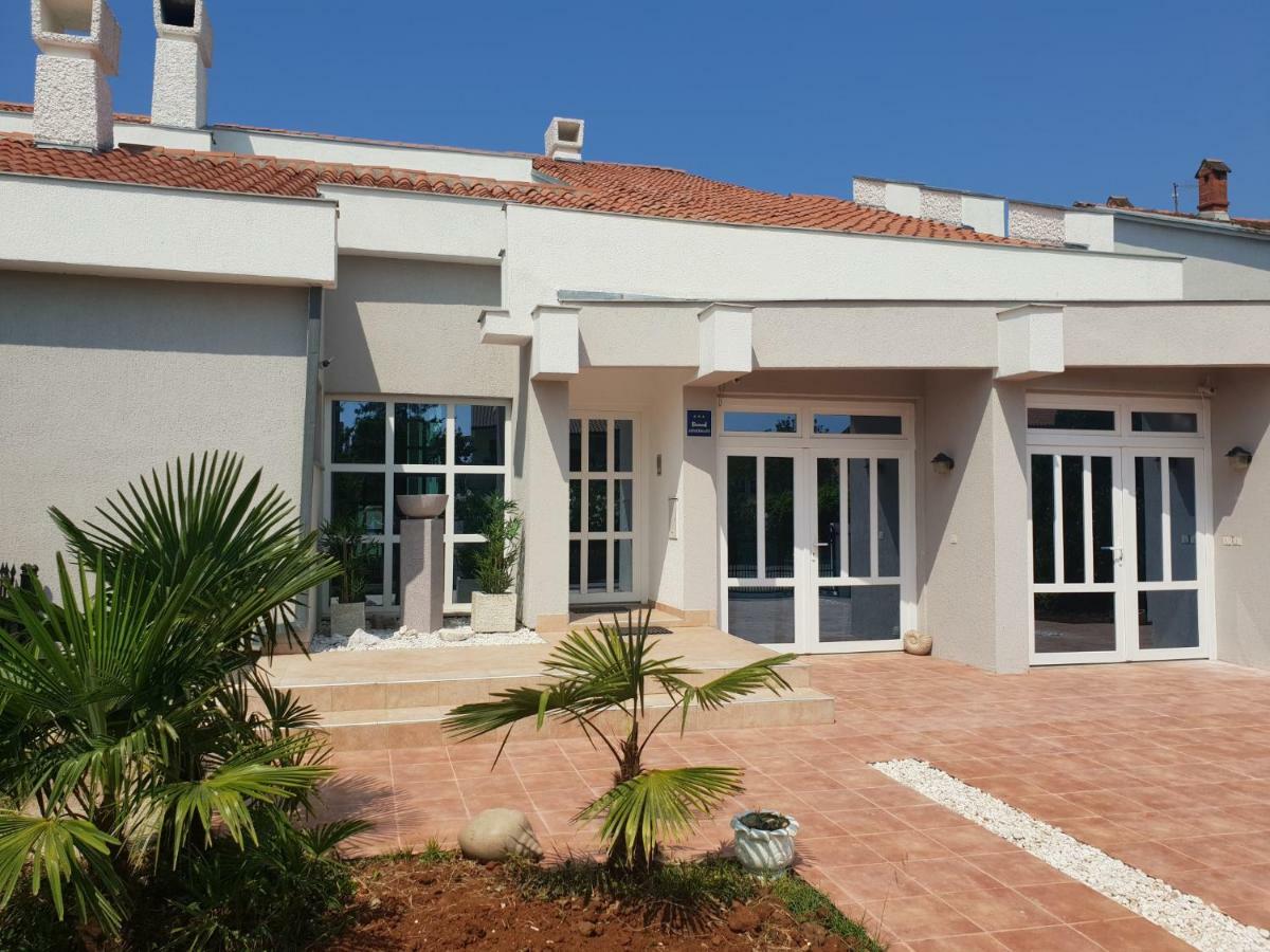 Ferienwohnung Grey Pearl With Free Ev Ch-Station Valbandon Exterior foto