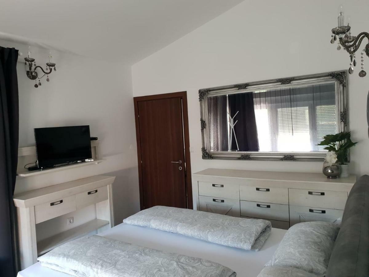 Ferienwohnung Grey Pearl With Free Ev Ch-Station Valbandon Exterior foto